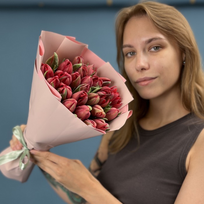 25 красных пионовидных тюльпанов Ред Принц